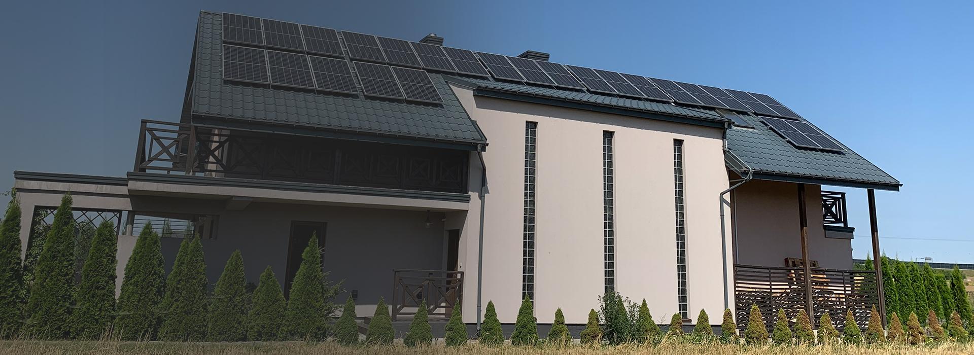 Slajd 1 dom z panelami słonecznymi na dachu